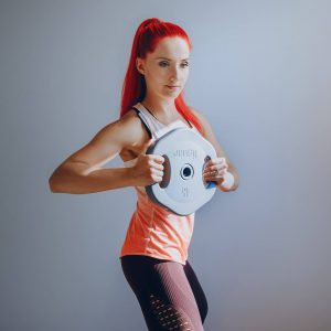 Zajęcia fitness Nysa płaski brzuch, kobieta trenuje z obiążeniem